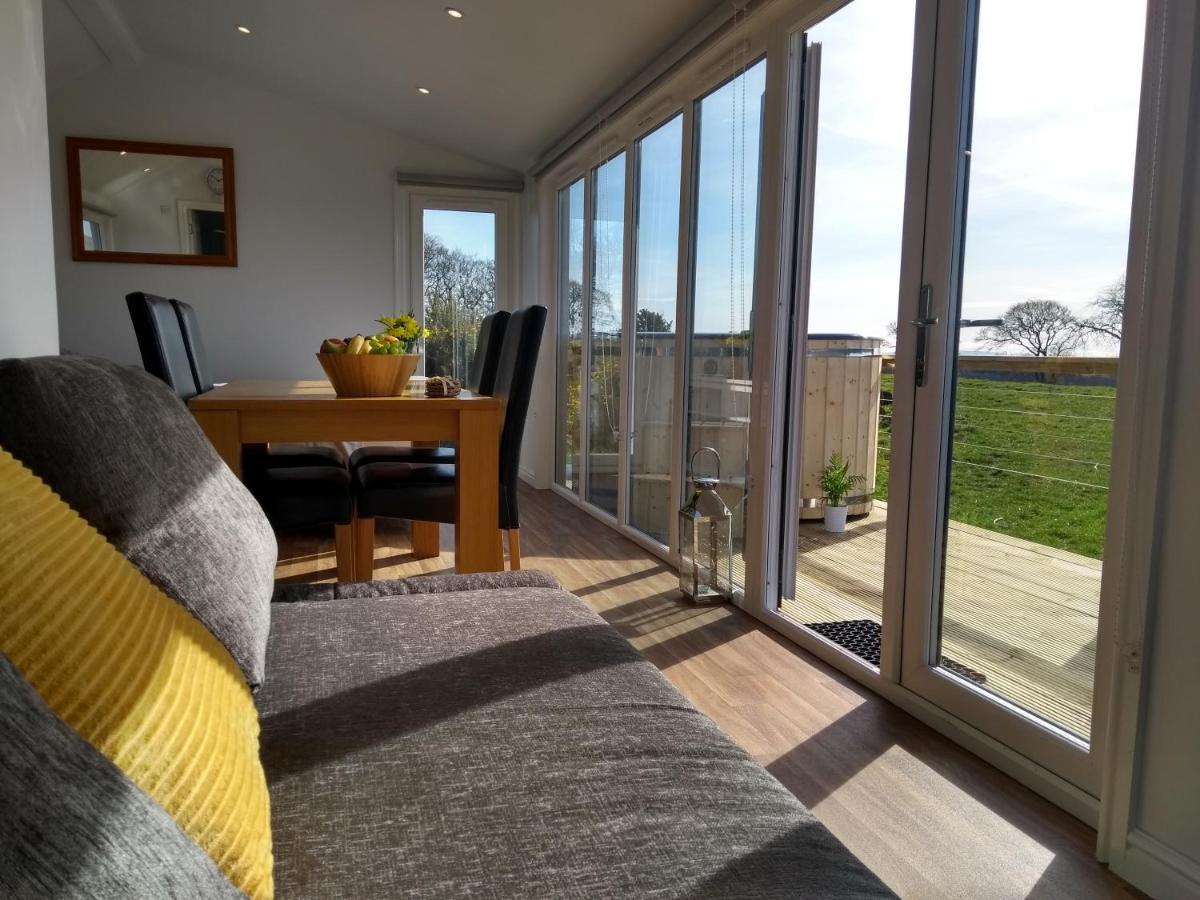 Cleeves Cabins Ailsa Luxury Lodge With Hot Tub Dalry  Dış mekan fotoğraf
