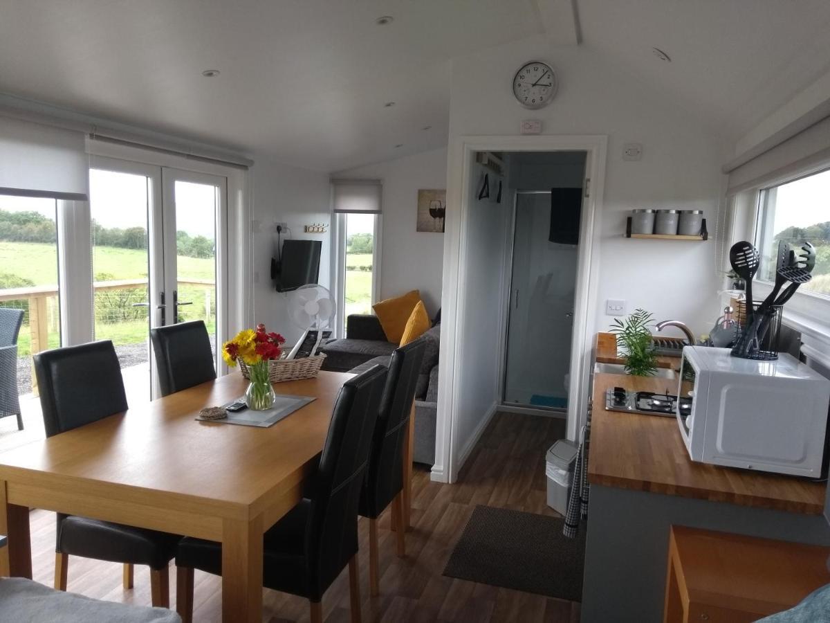 Cleeves Cabins Ailsa Luxury Lodge With Hot Tub Dalry  Dış mekan fotoğraf
