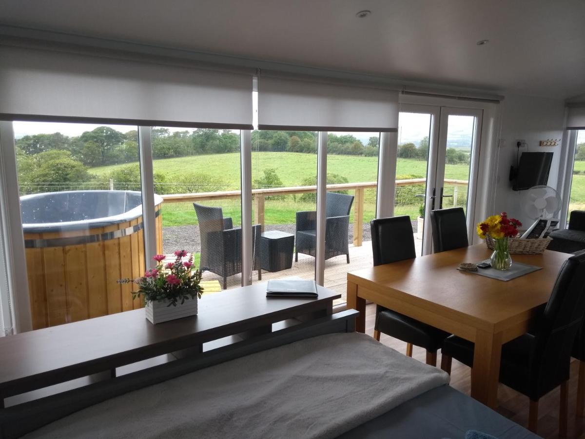 Cleeves Cabins Ailsa Luxury Lodge With Hot Tub Dalry  Dış mekan fotoğraf