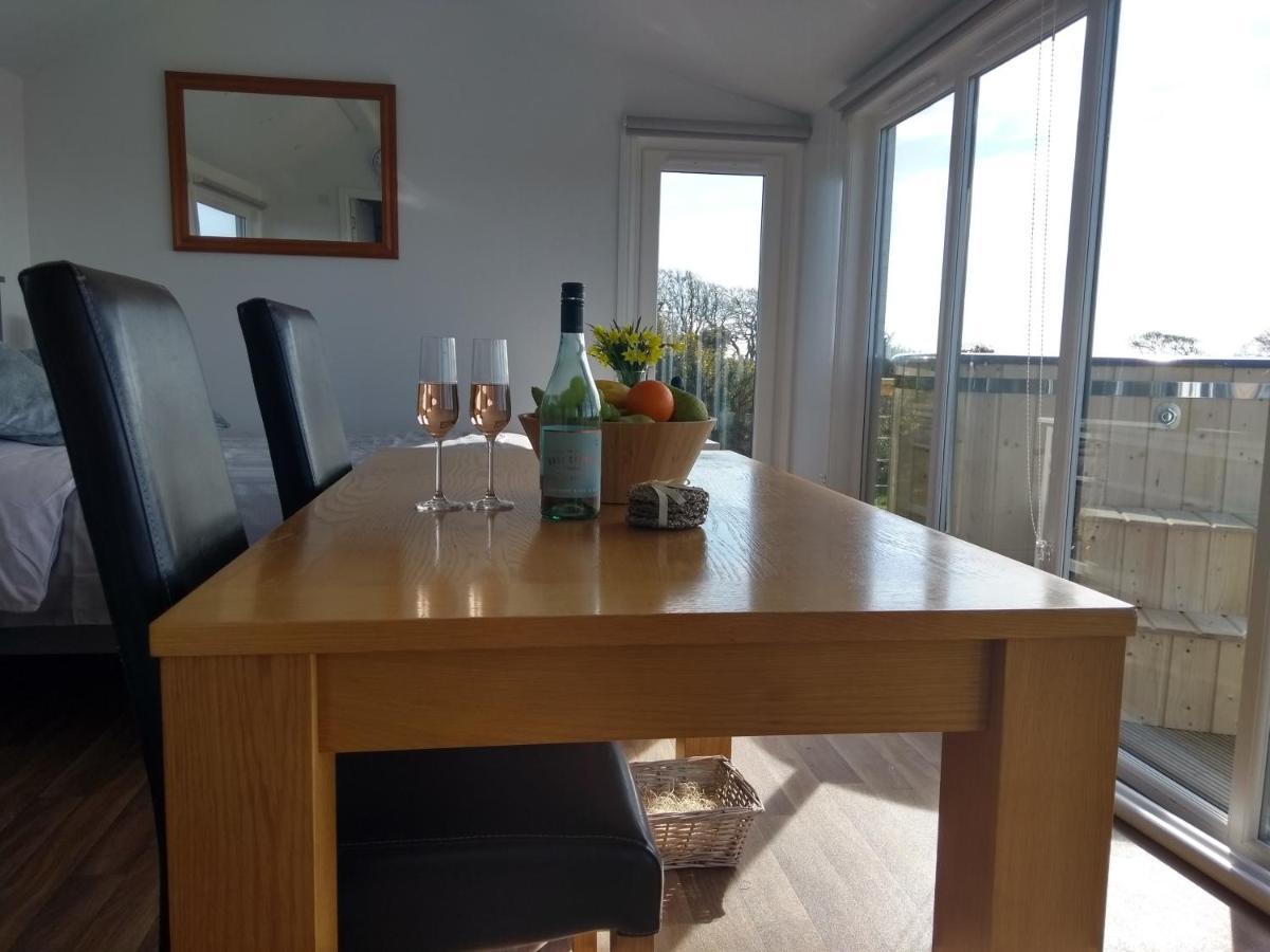 Cleeves Cabins Ailsa Luxury Lodge With Hot Tub Dalry  Dış mekan fotoğraf